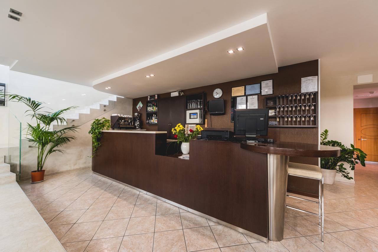 רימיני Hotel Romina מראה חיצוני תמונה